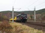 155 007-8 (EBS) war am 24.11.23 mit einem leeren Holzzug in Remschütz zu sehen.