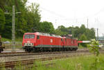 17. Mai 2011, Ein Lokzug mit zwei Lokomotiven der Mitteldeutschen Eisenbahn GmbH (MEG) fährt durch Kronach in Richtung Lichtenfels. MEG 802, die ehemalige DR 156 002 (Letzte Neuentwickling der DDR bei LEW Hennigsdorf) führt, angehängt ist MEG 601, ex DR 143 179.