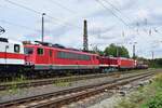 Eine wahre Typenvielfalt gab es auf dem Abstellgleis der EBS in Naumburg Hbf. Noch links im Bild erkennt man 143 822 im Gewand der weißen Lady. An zweiter Stelle steht 155 119 gefolgt von 204 900-5. An vierter Stelle steht 156 002 zusmmen mit 143 056 und an letzer Stelle steht 142 110-6. Das Bild wurde durch eine Lücke im Gebüsch am Rande eines Weges gemacht.

Naumburg 11.08.2021