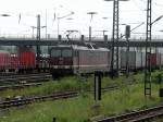 180 020-0 wartet mit ihrem Zug auf dem Gterbahnhof Dresden-Friedrichstadt auf Ausfahrt.29.06.07.
