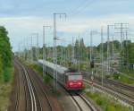 180 012-7 zieht den Berlin-Warszawa-Express in Richtung Berlin Hauptbahnhof durch Berlin-Karlshorst.