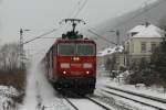 180 008-5 und 180 013-5 ziehen einen Containerzug durch das winterliche Krippen.