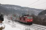 Mit einem Containerzug fhrt 180 018-4 durch das Elbtal in Richtung Decin. Fotografiert am 05.12.2010 in Dolni Zleb. 