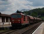 180 008-5 mit Gterzug, fhrt in Knigstein (Schsische Schwewiz) Richtung Dresden.