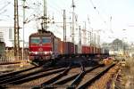 Baustellenchaos herrschte zum Aufnahmezeitpunkt am 25.02.03 am Dresdener Hauptbahnhof. 180 004 hat sich durchs Gewirr geschlngelt und fhrt in Richtung Schandau.