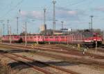 mit den anderen Lok´s sind die Dresdener 180er immer noch im Rostocker Seehafen abgestellt.26.10.2012
link´s steht 155 217-3