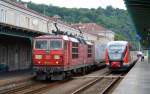 180 013 erreichte am 04.07.13 mit einem Zug des kombinierten Verkehrs Decin. Nach kurzem Halt setzte sie ihre Fahrt mit beiden Stromabnehmern am Draht Richtung Tschechien fort.