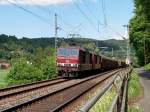 180 018-4 in Doppeltraktion bringt einen aus Tschechien kommenden Gterzug nach Dresden (bei Wehlen 14.05.03)
