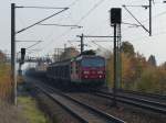 Mit einen gemischten Güterzug am Haken fährt 180 008 am 14.11.2014 durch Dresden-Strehlen.