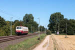 181 215 der Nordliner Gesellschaft für Eisenbahnverkehr mbH war am 31. Juli 2020 als Triebfahrzeugfahrt von Kirchweyhe nach Mönchengladbach unterwegs, hier zwischen den Haltepunkten Korschenbroich und Mönchengladbach-Lürrip.