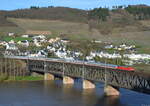 181 210 zieht am Nachmittag des 14. April 2013 ihren InterCity aus Norddeich nach Luxemburg über die bekannte Doppelstockbrücke bei Bullay. Leider ist der Einsatz der 181er ebenso wie die InterCity-Verbindung durch das Moseltal nach Luxemburg schon lange Geschichte. 