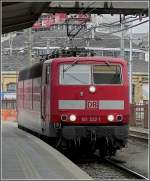 Die 181 222-1 setzt sich am 18.03.10 im Bahnhof von Luxemburg vor den IC nach Koblenz.