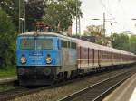 Centralbahn 1042 520-8 bei einer berfhrung von Euro Express Wagen (war ein extrem langer Zug, geschtzt 21 Wagen :p) in Beuel am 27.7.2011