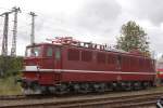 251 012 (171 012 der DB) am 08.10.2011 im Rahmen des dort stattfindenden Eisenbahnfestes, ausgestellt auf dem Museumsgelände des ehemaligen Bw Weimar. Diese Maschine wurde Anfang der 60-er Jahre von der Deutschen Reichsbahn für den schweren Einsatz auf der Harzer Rübelandbahn in einer Stückzahl von 15 Exemplaren beim LEW Hennigsdorf beschafft, welche alle im Bw Blankenburg beheimatet wurden. Abweichend vom sonst üblichen Bahnstromsystem mit 15kv und 16,7Hz, wurden diese Maschinen mit Einphasen-Wechselstrom 25kv und 50Hz betrieben.