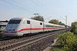 Als ICE 274 (Basel SBB - Berlin Ostbahnhof) fuhr am 11.04.2017 der 401 502-0 bei Heitersheim durchs Markgräflerland in Richtung Freiburg (Breisgau).