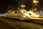 Treffen der Generationen , 401 013 und ein Velaro D in Köln Hbf am 25.11.2018