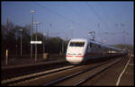Im Jahr 1999 gehörten ICE Züge auf der Rollbahn noch zum seltenen Vorkommnis. ICE 401085 kam hier am 20.4.199 um 8.10 Uhr in Richtung Osnabrück fahrend durch den Bahnhof Hasbergen.
