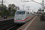 Einfahrt am 16.04.2017 von 401 070-8 in den Südbahnhof von Frankfurt am Main auf Gleis 6 in Richtung Offenbach.