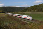 401 015  Regensburg  aus Gemünden kommend am 11. Oktober 2022 bei Harrbach am Main.