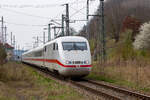 ICE 1 (Hildesheim) nach Binz vor der Umlaufsperre des Rad u. Wanderweges in Lietzow. - 09.04.2024
