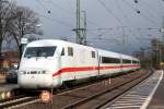 401 017-9  ( Tz 117 Hof) bei der Durchfahrt am 1.4.2010 von Boizenburg