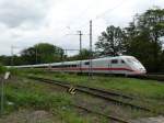 Ein ICE 1 (BR 401) passiert am 03.05.14 Hanau 