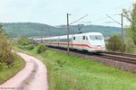 Eine ICE nach München wurde am 18.5.05 zwischen Mitteldachstetten und Rosenbach am Bahnübergang km 67,1 fotografiert.