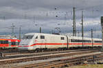 ICE 401 581-4 fährt beim Badischen Bahnhof ein.