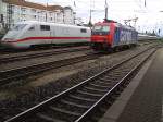 Die Re 482 049-4 und ein ICE 1 bei der einfahrt in Regensburg HBF am 07.09.2007