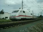 Elegant jagt der Triebkopf 401 070-8 durch die Kurve kurz nach Durchfahrt durch den Welser Hauptbahnhof, Richtung Passau.