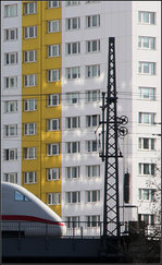 Zug und Mast vor Hochhaus -    Bei der Station Jannowitzbrücke der Berliner Stadtbahn.