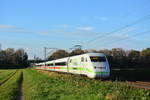 Am 4.11.17 fuhr der 402 012 als TRAIN TO BONN Regierungszug zum Klimagipfel nach Bonn. Begleitet wurde er dabei von Polizeihubschraubern, die ihn schon ankündigten. 402 012 wurde extra komplett gereinigt und beklebt. Er war wohl der sauberste 402er seit langen. Hier durchfährt der TRAIN TO BONN Bornheim.

Bornheim 04.11.2017