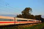 KLIMASCHUTZ IST WEGWEISEND! Bei 100% Ökostrom im Fervverkehr ist der 402 012 doch die beste Werbung. Blick auf einen Mittelwagen des 402 012 TRAIN TO BONN Regierungszug auf der Rückfahrt nach Köln.

Bornheim 04.11.2017