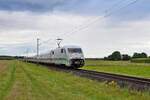 DB Fernverkehr Tz 233 (402 033)  Ulm  mit Werbung  Deutschlands schnellster Klimaschützer  als ICE-Sprinter 1037 Hamburg-Altona - Köln Hbf, Umleiter (Landesbergen, 27.08.2021). Aufgrund einer Oberleitungsstörung zwischen Sagehorn und Ottersberg (Strecke Bremen - Hamburg) wurde der Fernverkehr (IC, ICE, Flixtrain) zwischen Hamburg und Köln über Rotenburg (Wümme) - Verden - Nienburg - Minden - Hamm bzw. Gegenrichtung umgeleitet. Der Fotostandpunkt befindet sich an dem eingleisigen Teilstück Nienburg - Minden ( NATO-Bahn ). Der hier sonst in jede Richtung zweistündlich verkehrende RE 78  Porta-Express  wurde wegen Auslastung dieses Teilstücks auf SEV umgestellt.