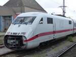 402 037 (NEUSTRELITZ) steht mit offener Bugklappe abgestellt in Hamm Hbf als Lr, 02.06.2023