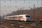 Steuerwagen vorraus ist 402 033  ULM  als ICE 547 von Kln/Bonn Flughafen nach Berlin-Ostbahnhof unterwegs.