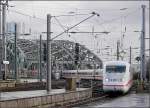 Ein ICE 2 fotografiert bei der Einfahrt in den Hauptbahnhof von Kln am 06.11.07.