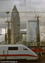 ICe der zweiten generation im Hbf Frankfurt. Im Hintergrund ist der Messetower zu sehen.