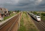 Bei Mringen (Altmark) trennt sich die Neubaustrecke (Hannover–)Wolfsburg–Berlin von der parallel verlaufenden Stammstrecke, um einen Bogen sdlich um Stendal zu schlagen.