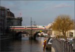 An der Museumsinsel -    Ein ICE 2 auf der Berliner Stadtbahn überquert die Spree.