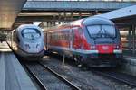 RE4005  München-Nürnberg-Express  von Nürnberg Hauptbahnhof trifft am 15.8.2017 im Münchener Hauptbahnhof auf 403 032-6  Augsburg  als ICE610 nach Dortmund Hauptbahnhof.