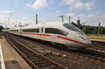 403 504-4  München  und 403 028-4  Aachen  passieren am 2.7.2017 als ICE201 von Köln Hauptbahnhof nach Basel SBB den Bahnhof Köln Messe/Deutz in Richtung Osten.