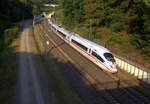 Der ICE3 aus Frankfurt am Main nach Brüssel-Süd(B) und kamm aus dem Aachener-Buschtunnel aus Rictung Aachen-Hbf und fährt in Richtung Hergenrath(B). Aufgenommen von einer Fußgängerbrückein Preusswald bei Aachen.
Am einem schönem Sommerabend vom 19.8.2018.