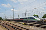 ICE 403 009-4 fährt beim badischen Bahnhof ein.