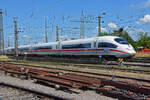 ICE 3 403 014-4 fährt beim badischen Bahnhof ein.