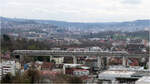 Das Eisenbahnviadukt in Stuttgart-Münster - 

... mit einem umgeleiteten ICE 3. Der Blick geht in den Stuttgarter Talkessel. Rechts ist das Schloss Rosenstein sichtbar, weiter links darüber ist der Bahnhofsturm des Hauptbahnhofes erkennbar. Rechts unterhalb dem Schloss hinter dem Kran (Abbruch Rosensteinbrücke) sind die beiden neuen Tunnelportale zu sehen. 

17.03.2024 (M)