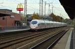 Die beiden ICE 403 030 Göttingen und der 403 038 Ingolstadt fahren in Solingen auf Gleis 1 an den Bahnsteig heran.....Ziel des Zuges ist Karlsruhe.