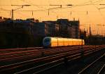 Abend-Impression eines ICE 3 an der Station München-Laim.