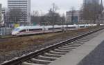 Während im Bahnhof Köln Messe/Deutz auf der oberen Ebene die meisten Fernzüge den Bahnhof ohne Halt durchfahren, halten unten alle die, die den Kölner Hbf nicht anfahren.