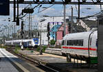 Zwei Ausfahrten vom Hbf Köln. ICE 314, BR 406 und BR 442 Nationalexpress - 04.07.2022